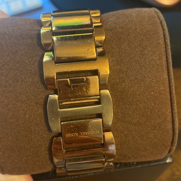 Michael Kors Rose Gold Watch - Picture 4 of 5